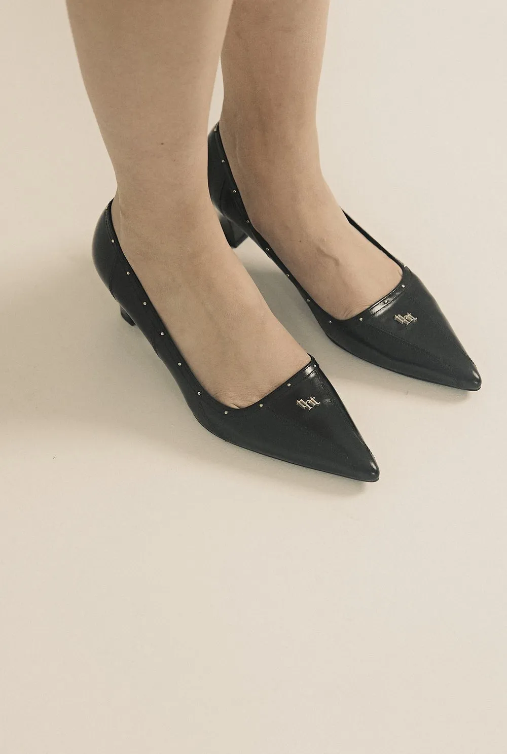 Classic logo pumps