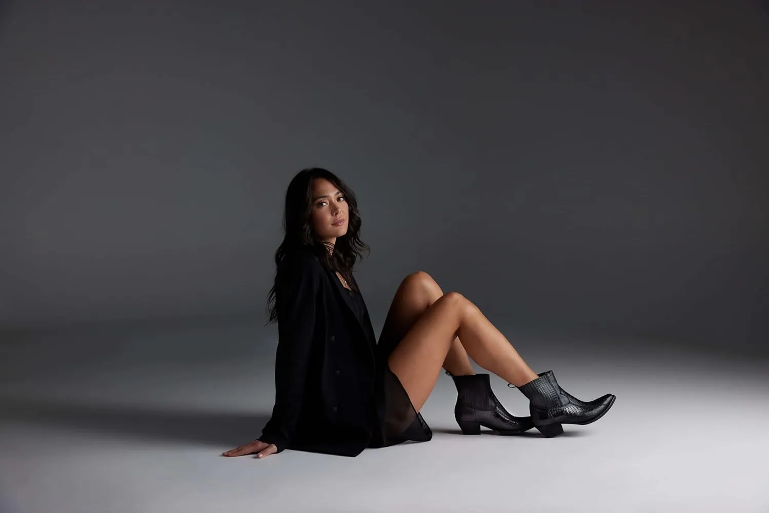 Frye Sacha Chelsea Boots for Women - Premium Leather, Stylish Ankle Booties, Comfortable All-Day Wear, Versatile Fashion Staple